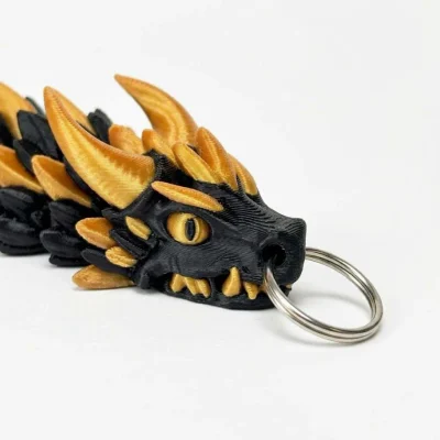 Kayra Hareketli Ejderha Anahtarlık, Çift Renkli Siyah-Altın, Oynar Çene ve Bükülen Gövde, 10 cm Ejder Figürü, Stres Atıc